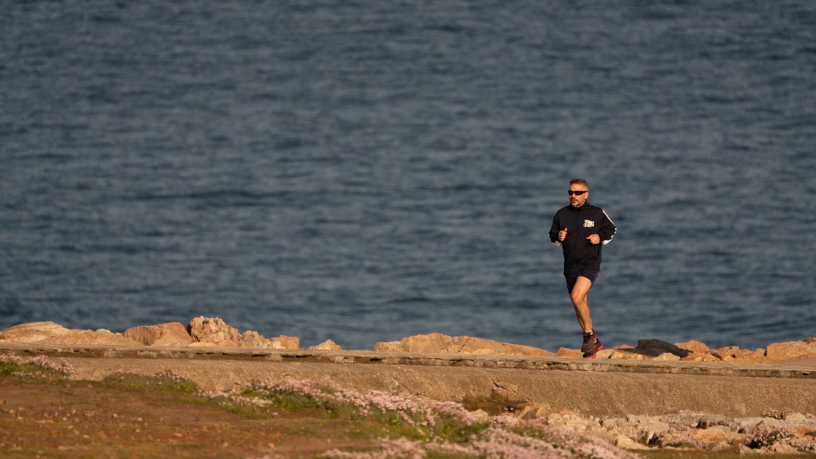 Coureur à pied sur un chemin côtier