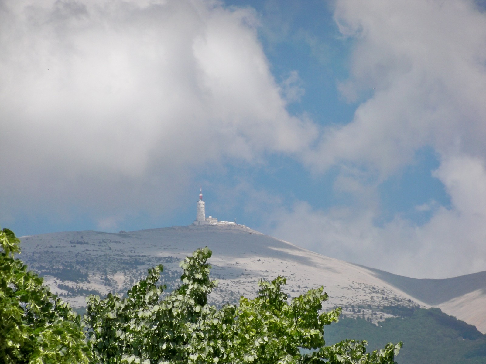 Sentiers rocailleux et pentes calcaires vers le sommet du mont Ventoux