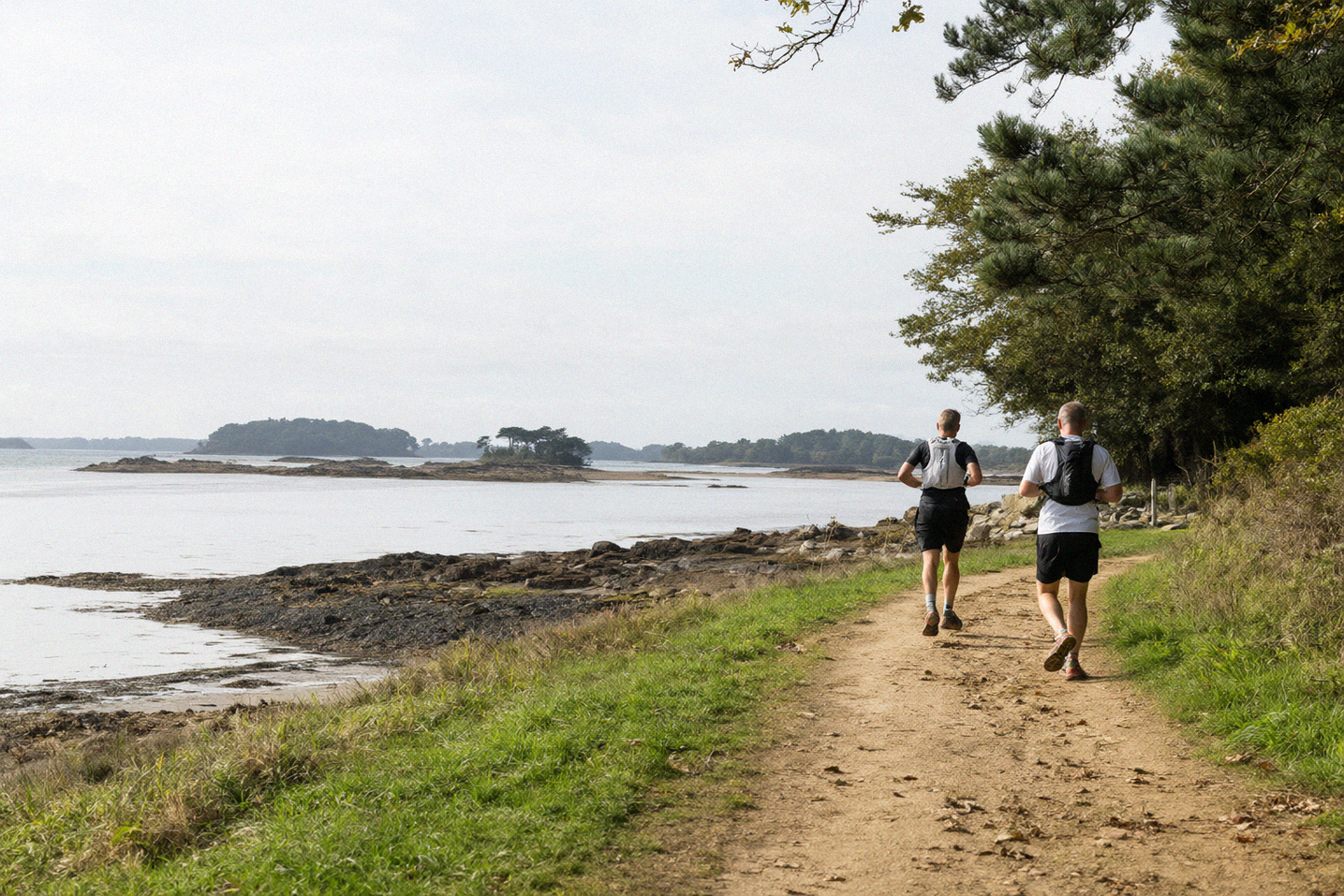 Deux coureurs sur un sentier côtier au bord du golfe du Morbihan