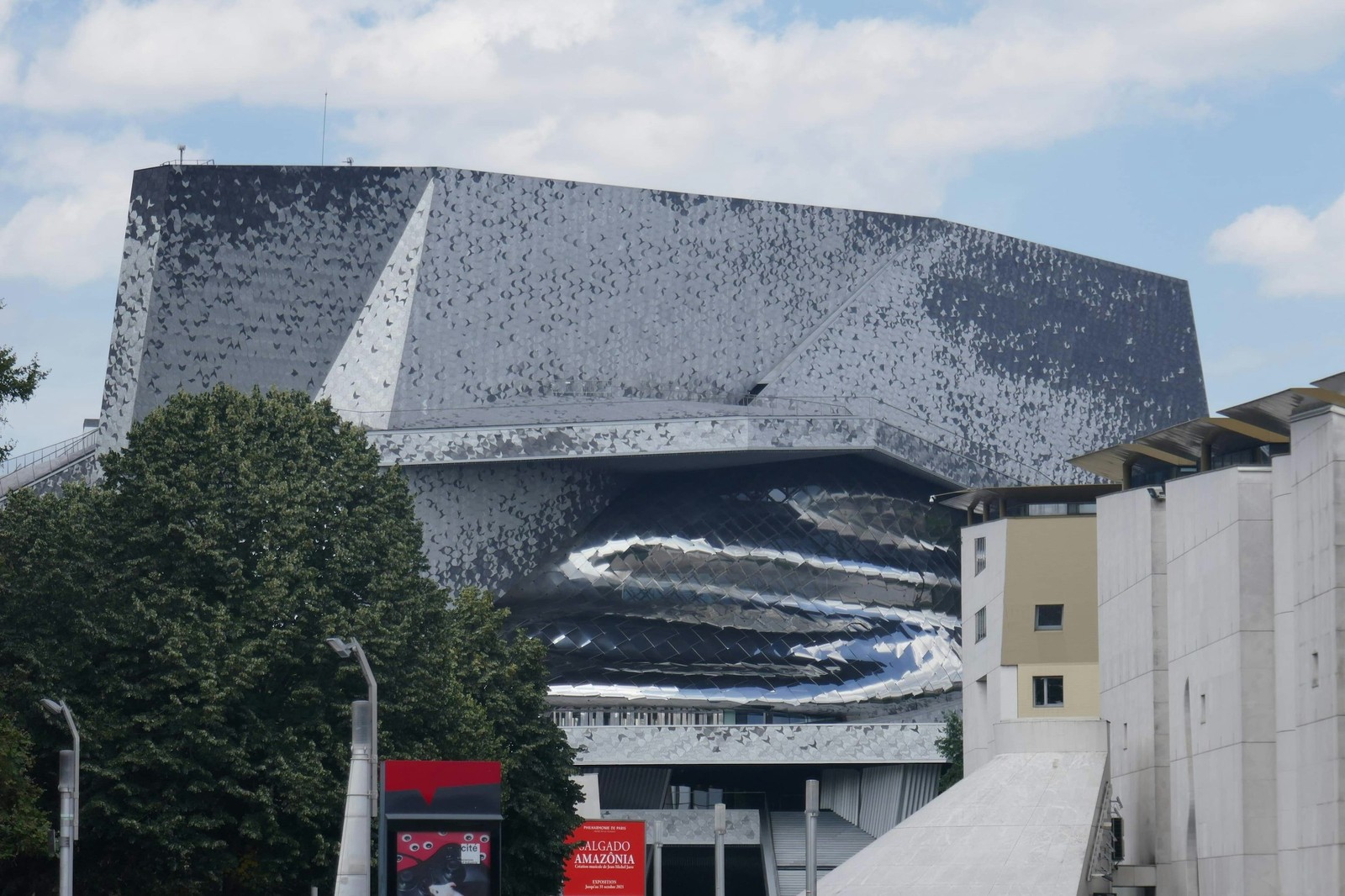Façade argentée de la Philharmonie de Paris au parc de la Villette